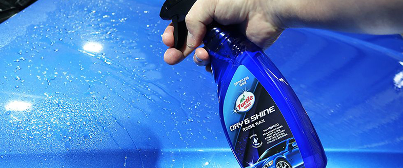 Turtle Wax Dry & Shine Rinse Wax gör det enkelt att vaxa bilen